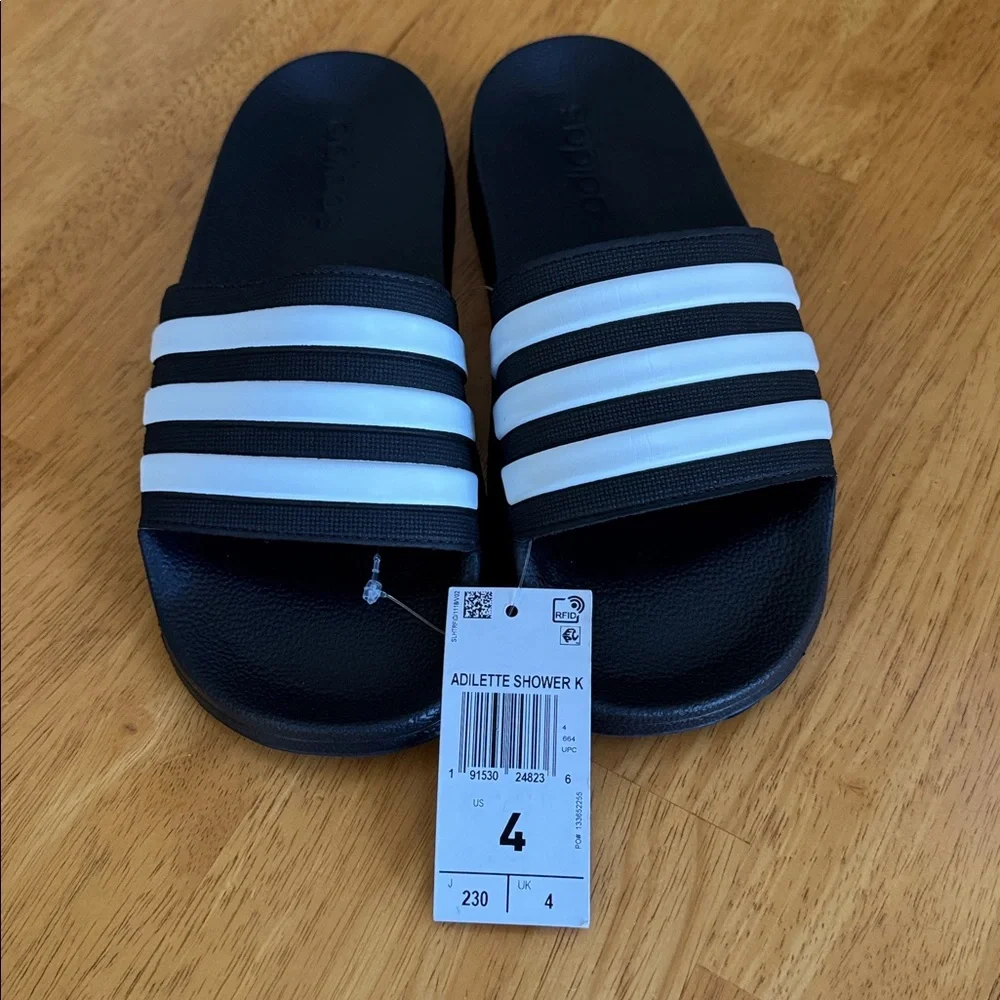🎁 NWT Adidas Adillete Black and White Slides Sandals Shoes 4 Unisex Boy Girl
